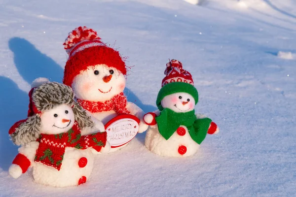 Três Bonecos Neve Brinquedo Chapéus Lenços Nos Raios Luz Neve — Fotografia de Stock