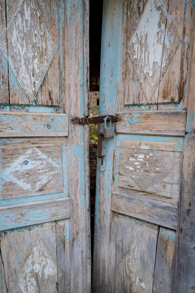 Rusty Padlock Hangs Half Open Old Wooden Doors Peeling Paint — Stock Photo, Image