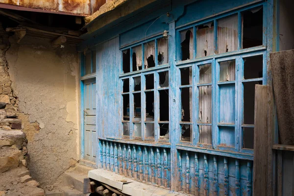 Opuštěném Zničeném Domě Dřevěné Okno Bez Skla Starými Potrhanými Zbytky — Stock fotografie