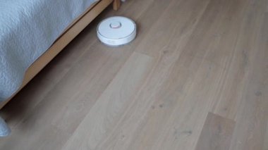 Robot elektrikli süpürge, akıllı dairenin otomatik temizliğini yapıyor.