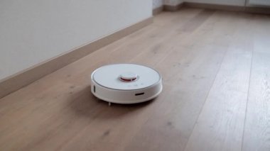 Robot elektrikli süpürge, akıllı dairenin otomatik temizliğini yapıyor.
