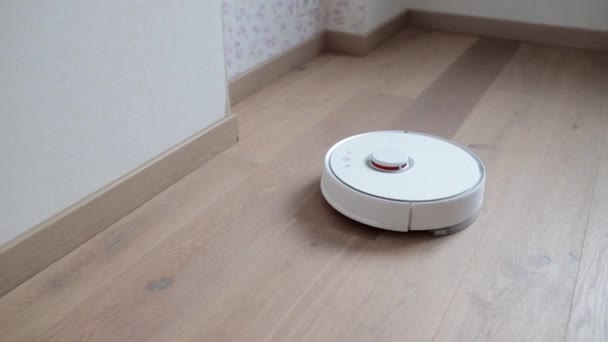 Robot odkurzacz wykonuje automatyczne sprzątanie mieszkania smart home — Wideo stockowe