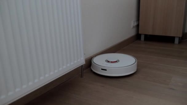 Robot odkurzacz wykonuje automatyczne sprzątanie mieszkania smart home — Wideo stockowe