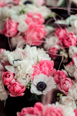 Çiçek demeti. Çiçek demeti masanın üstünde.