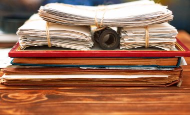  Eski aile fotoğraflarının olduğu albümler, ahşap bir masada asılı fotoğraflar. Ev fotoğrafı arşivi.