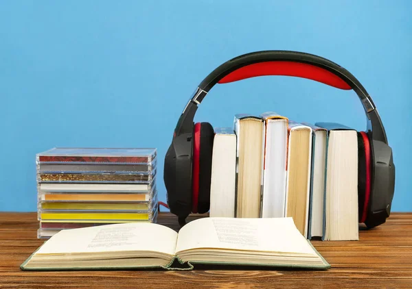 Concetto Audiolibri Pile Libri Cuffie Sfondo Blu — Foto Stock