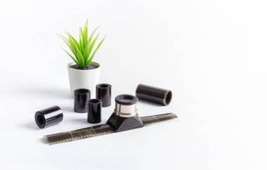 Beyaz arkaplanda negatif fotoğraf filmleri var. Negatifler taranıyor.