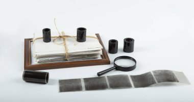 Eski fotoğraf yığını, beyaz zemin üzerinde negatifler olan fotoğraf çerçevesi.