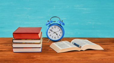 Öğrenme, geliştirme ve sınavlara hazırlık kavramı.