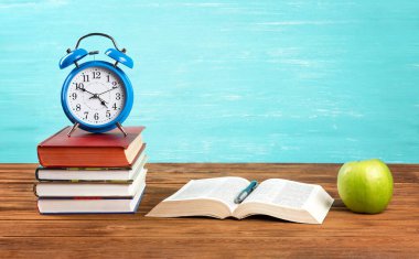 Ahşap Masada Alarm Saatli Kitaplar Yığını.