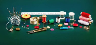 Mavi bir masaya aksesuar dikiyorum. Dikiş iplikleri, iğneler, iğneler, düğmeler, makas, dikiş santimetresi ve kesicinin mezurası. Boşluğu kopyala.