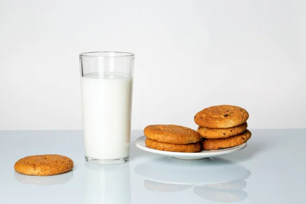 Ett Glas Mjölk Och Kakor Ett Bord Vit Bakgrund — Stockfoto