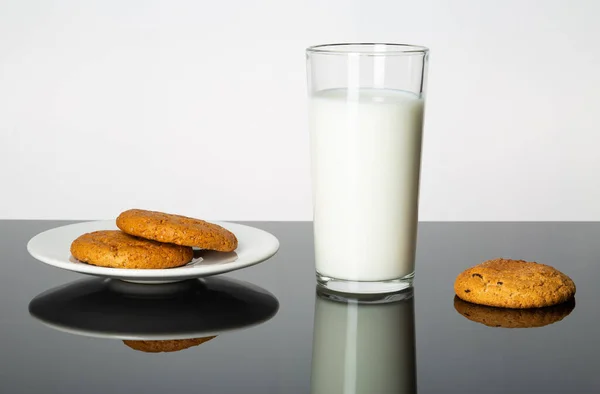 Ein Glas Milch Und Kekse Auf Einem Tisch Vor Weißem — Stockfoto