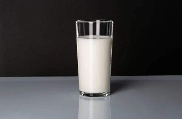 Mjölk Och Mjölkprodukter Fördelar För Kroppen Glas Mjölk Mörk Bakgrund — Stockfoto