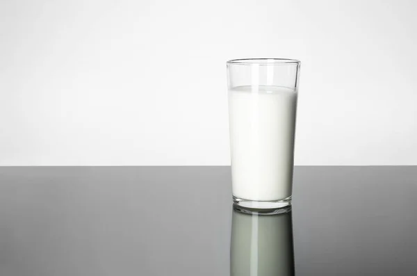 Mjölk Och Fermenterade Mjölkprodukter Fördelar För Kroppen Ett Glas Mjölk — Stockfoto