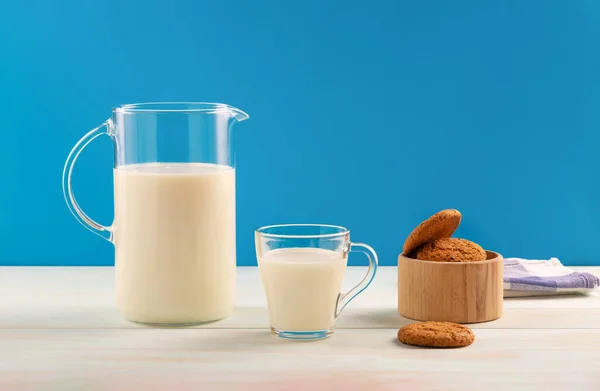 Kanna Och Ett Glas Mjölk Med Kakor Ett Träbord Blå — Stockfoto
