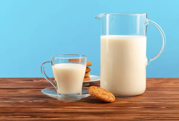 Ein Krug Und Ein Glas Milch Mit Keksen Auf Einem — Stockfoto