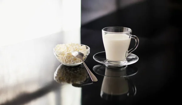 Lätt Frukost Med Mejeriprodukter Ett Glas Mjölk Och Kopp Keso — Stockfoto