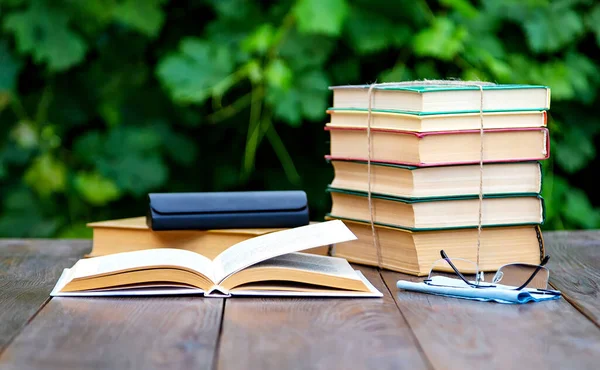 Bücher Und Lesebrillen Auf Dem Gartentisch — Stockfoto