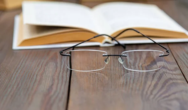 Gafas Transparentes Gafas Sin Montura Estilo Moderno Sobre Una Mesa Imágenes de stock libres de derechos