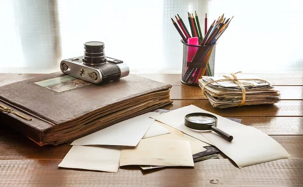 Álbumes Con Fotos Familiares Antiguas Una Mesa Madera Imagen de stock