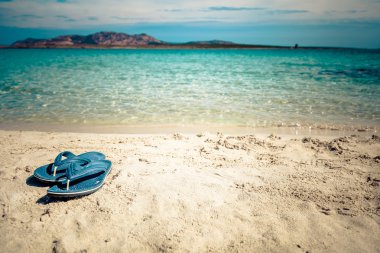 Güzel beyaz kum plaj ile temizlemek turkuaz deniz