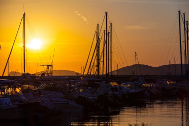 Günbatımında rıhtım yatlar