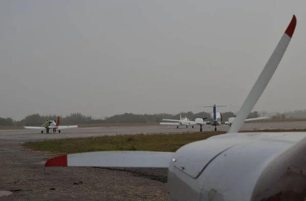 Nevoeiro Desce Aeródromo Vários Aviões Podem Ser Vistos Que Pararam — Fotografia de Stock