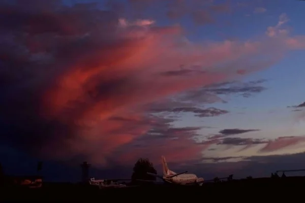Malam Tiba Lapangan Terbang Pesawat Tempat Parkir Terlihat Dan Kejauhan — Stok Foto