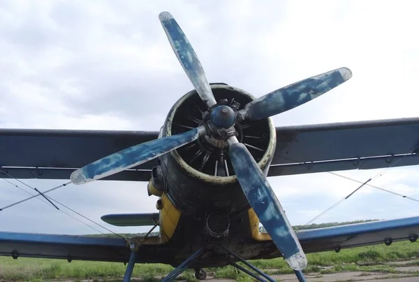 Vemos Avião Frente Seu Motor Hélice Close — Fotografia de Stock