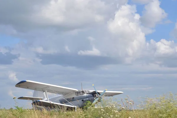 Aeronave Representada Aeródromo Campo Fundo Céu Azul Com Nuvens — Fotografia de Stock