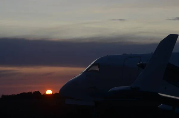 Der Sonnenuntergang Wurde Fotografiert Und Vor Seinem Hintergrund Das Flugzeug — Stockfoto