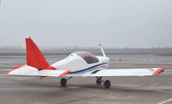 Havaalanında Önlüğün Üzerinde Küçük Bir Uçak Var — Stok fotoğraf