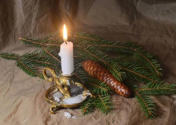 Kandelaar Met Brandende Kaarsen Ernaast Staan Kerstboomtakken Een Dennenappel Achtergrond Rechtenvrije Stockfoto's