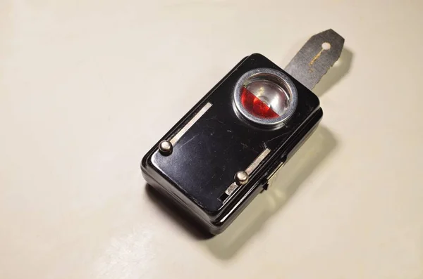 Eine Taschenlampe Mit Farbigen Filtern Steht Auf Einem Hellbeigen Tisch — Stockfoto