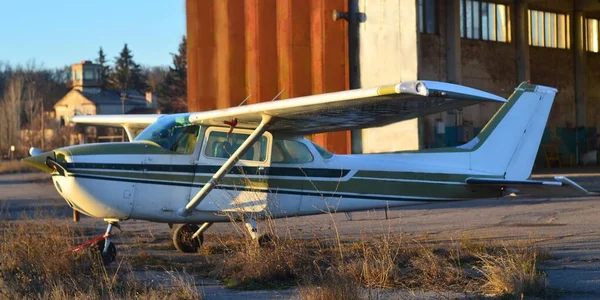 Die Cessna Maschine Steht Auf Dem Gelände — Stockfoto