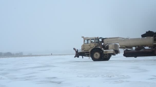 Speciell Snöplog Körde För Att Bort Snö — Stockvideo