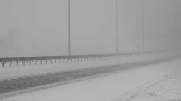 路上的冬季风暴 — 图库视频影像