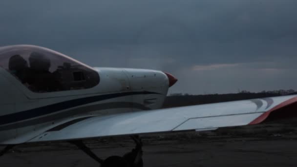 Video Ett Flygplan Parkerat Med Startmotor — Stockvideo