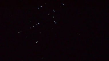 Suyun üzerinde periyodik, yanıp sönen ışıklar gözlemliyoruz..