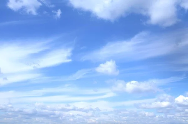 Kék Tiszta Melyen Ritka Felhők Lebegnek — Stock Fotó