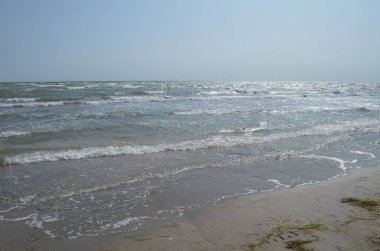 Fırtınadan önce gümüş dalgalı soğuk deniz