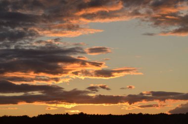 Gün batımından sonra kırmızı bulutlar görüyoruz.