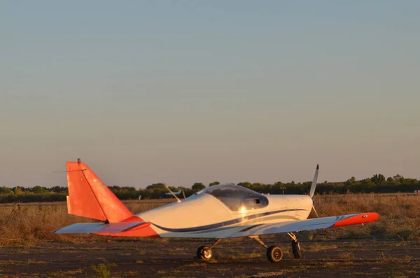 Sonbahar Güneşiyle Aydınlanan Yerde Duran Küçük Bir Uçak — Stok fotoğraf