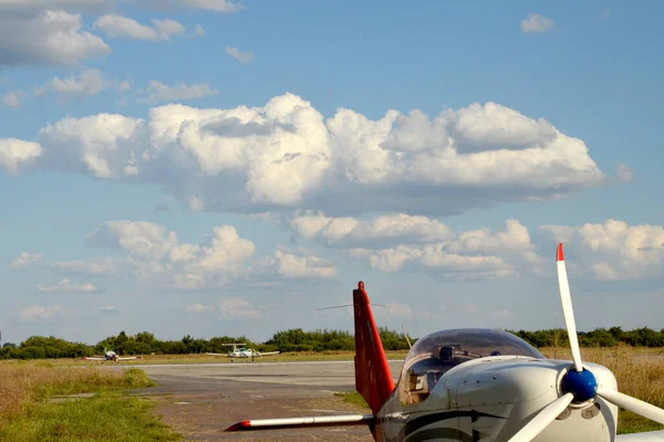 Três Aviões Aeroporto Verão Contra Pano Fundo Das Nuvens — Fotografia de Stock