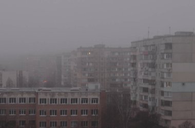 Cephe kentinde sisli bir sabah 