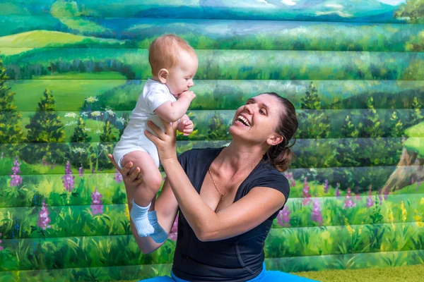 Mãe com bebê fazendo ginástica Imagens Royalty-Free