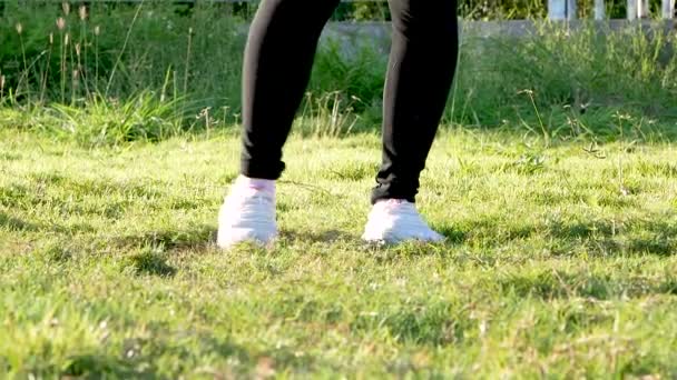 Dışarıda Egzersiz Yapmadan Önce Uzuvlarını Esneten Genç Bir Kadın Çekici — Stok video