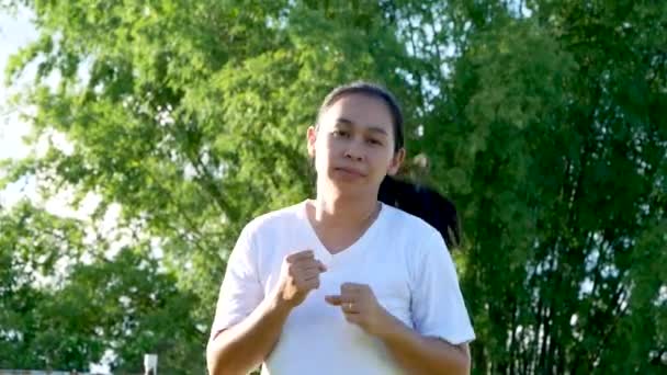 Dışarıda Egzersiz Yapmadan Önce Uzuvlarını Esneten Genç Bir Kadın Çekici — Stok video