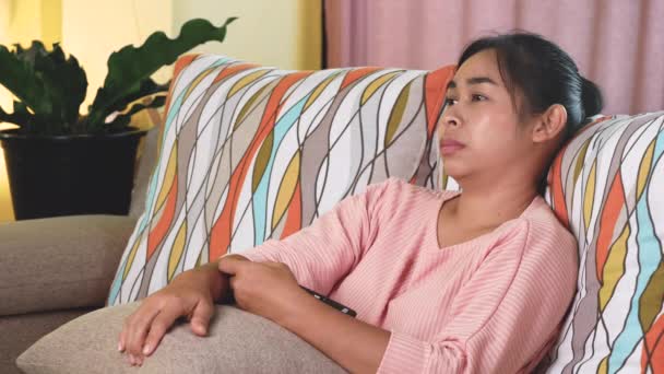 Mujer Joven Relajada Viendo Televisión Sofá Sala Estar Casa Concepto — Vídeo de stock